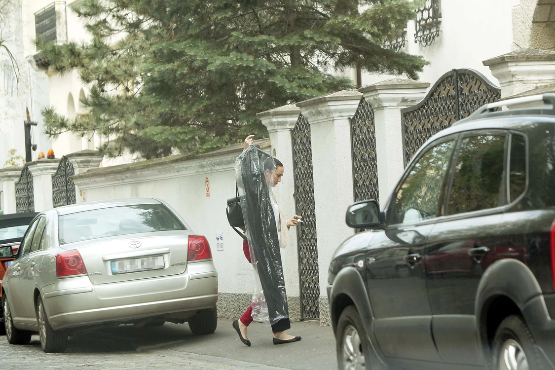 Femeia a scotocit în geantă după chei, apoi a intrat în vilă