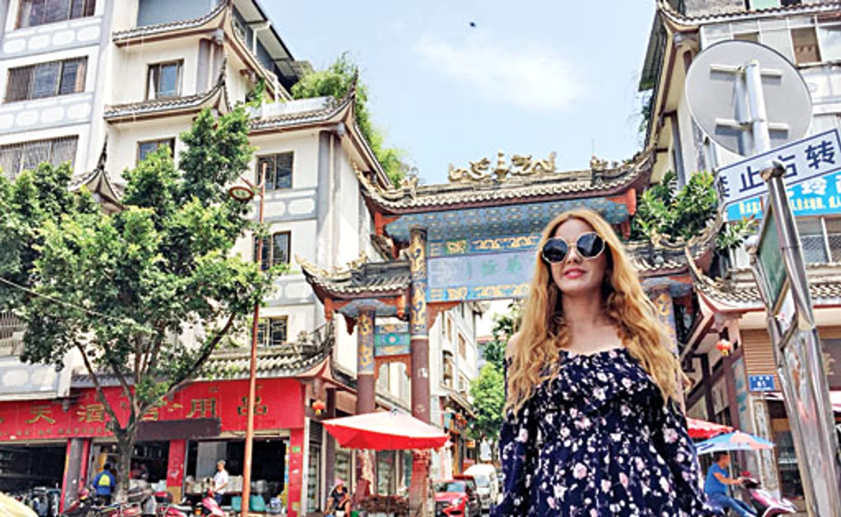 
    Regizoarea Ioana Gomoi trăieşte de doi ani în Beijing  