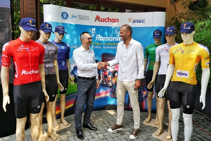 Alex Ciocan (dreapta), noul președinte al Federației Române de Ciclism, are mai multe participări ca rutier la Turul României