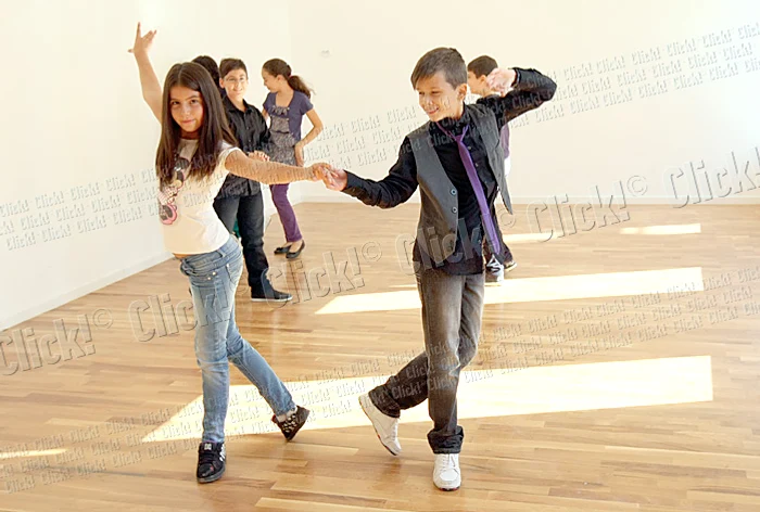 În sala de dans, elevii învaţă paşi noi