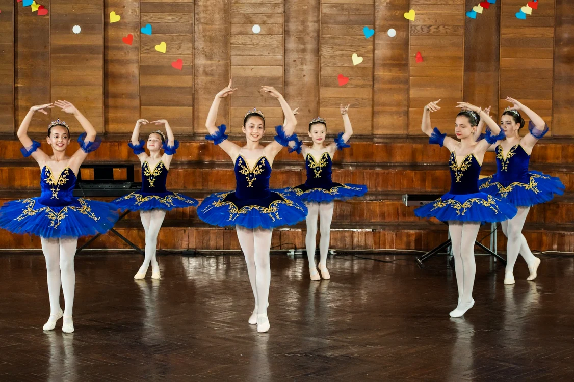 șase_balerine_cu_costume_albastre_pe_scena_sursa_anamaria_ciausu
