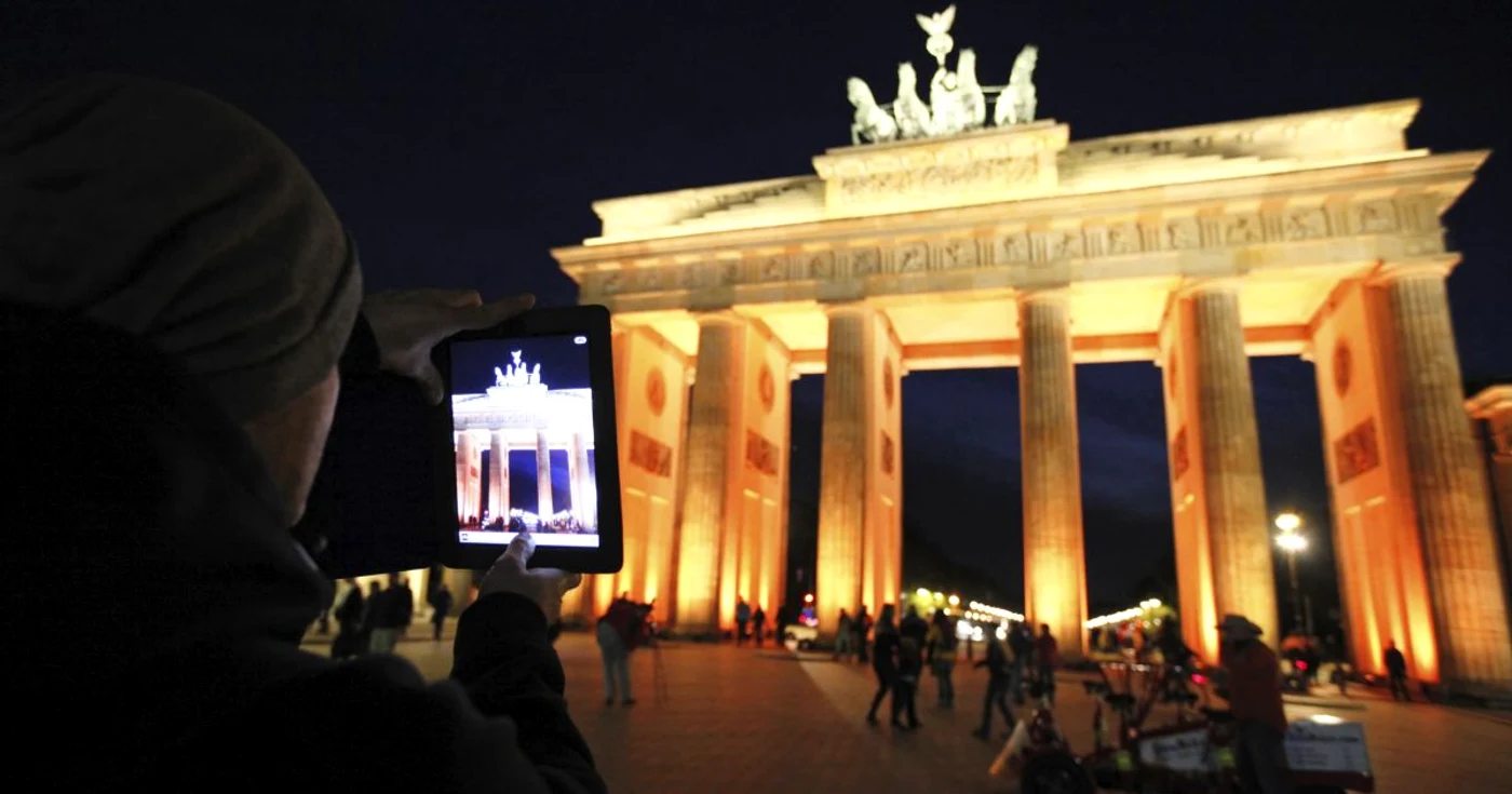 Zeiţa Victoriei de pe Poarta Brandenburg zâmbeşte discret şi ironic către Ambasada Franţei / FOTO: REUTERS