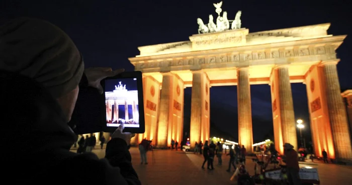 Zeiţa Victoriei de pe Poarta Brandenburg zâmbeşte discret şi ironic către Ambasada Franţei / FOTO: REUTERS