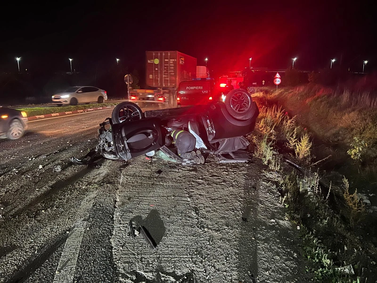 Șofer în comă după ce s-a răsturnat cu mașina într-un sens giratoriu din Tecuci