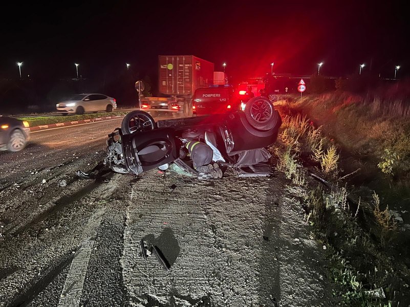 Șofer în comă după ce s-a răsturnat cu mașina într-un sens giratoriu din Tecuci