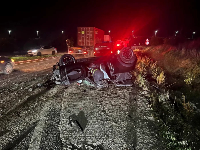 Masina s-a răsturnat în sensul giratoriu. FOTO Facebook Fii Informat Umbrărești