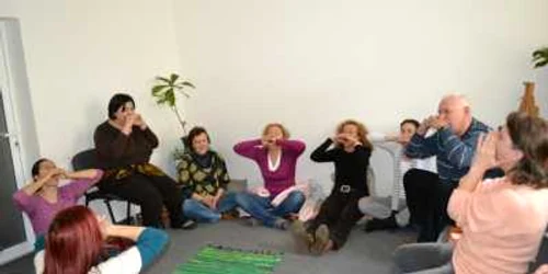 Cei 12 participanţi sunt într-un freamăt continuu