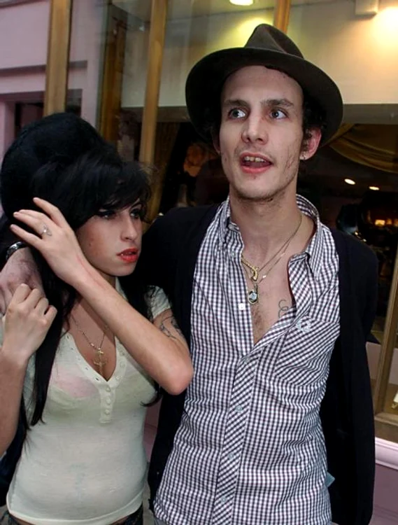 
    Sursa: hollywoodgossip  