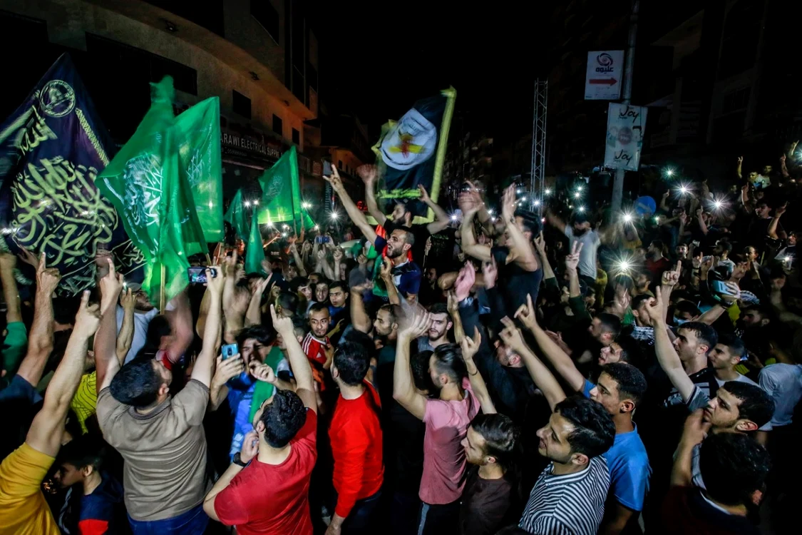 Palestinienii au sărbătorit în stradă încetarea atacurilor dintre Israel şi Hamas. Foto Profimedia