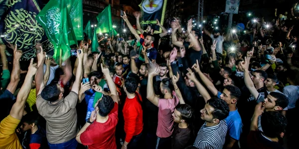 Palestinienii au sărbătorit în stradă încetarea atacurilor dintre Israel şi Hamas. Foto Profimedia