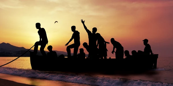 migranti barca mediterana foto shutterstock