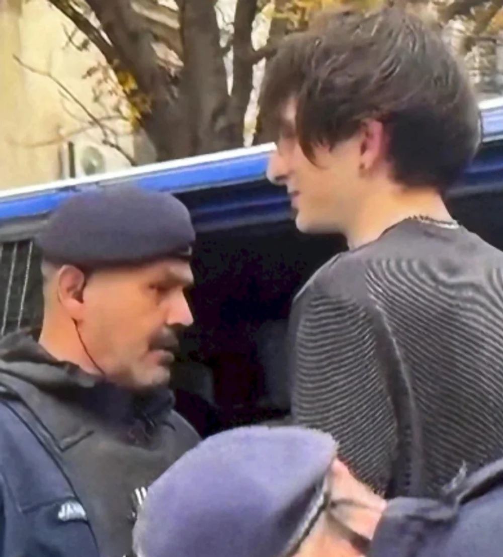 Un tânăr a intrat cu mașina în trei autoturisme parcate la Curtea de Apel, iar pasagerul a provocat scandal