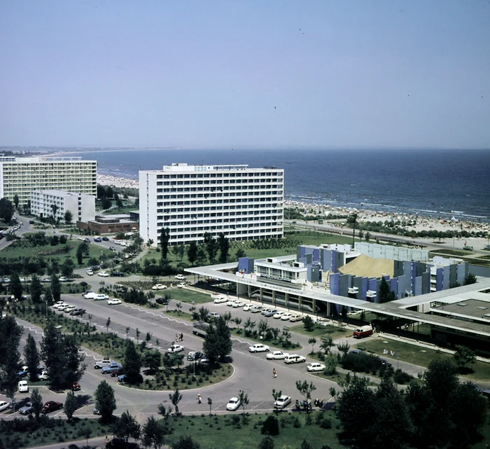 Hotelul Perla se află la intrarea dinspre București a stațiunii Mamaia. FOTO: Fortepan