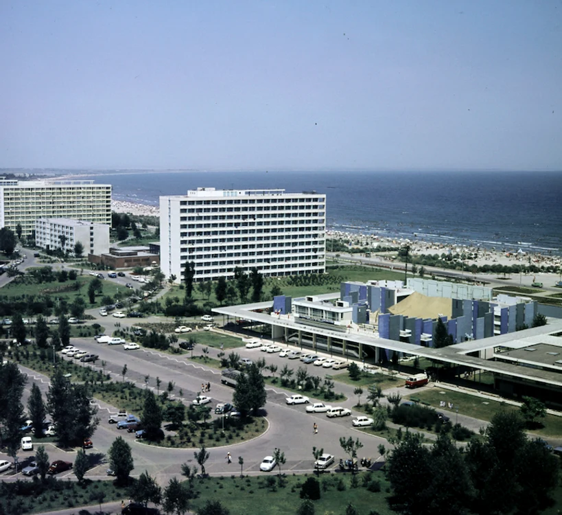 Hotelul Perla se află la intrarea dinspre București a stațiunii Mamaia. FOTO: Fortepan