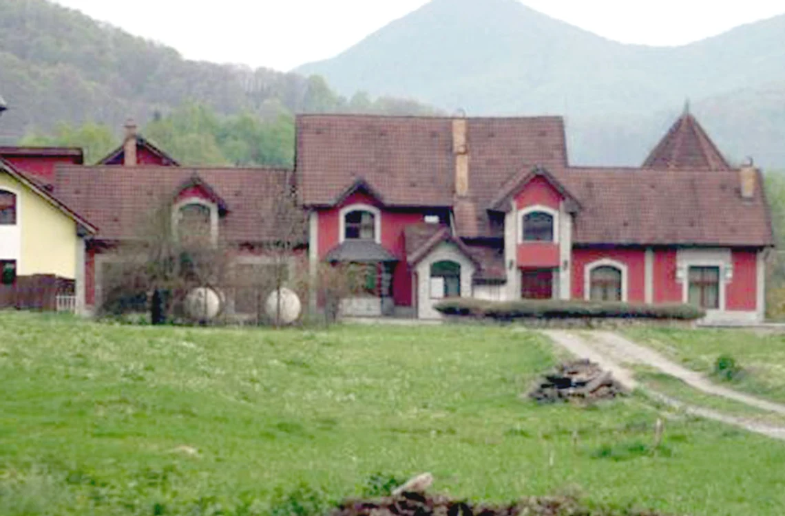 După condamnarea în dosarul “Caltaboşul”, Ioan  Avram Mureşan s-a retras în vila sa luxoasă din Baia Mare