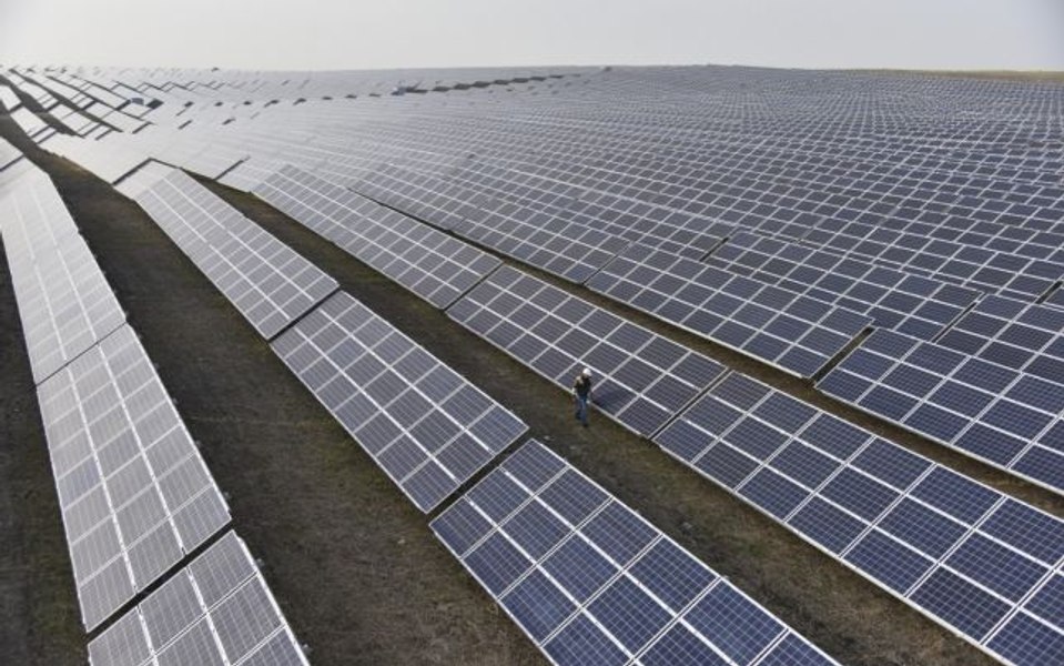 Partea întunecată a fermelor solare gigantice: ar putea influența cantitatea de energie solară din cealaltă parte a lumii. Când ar înverzi deșertul
