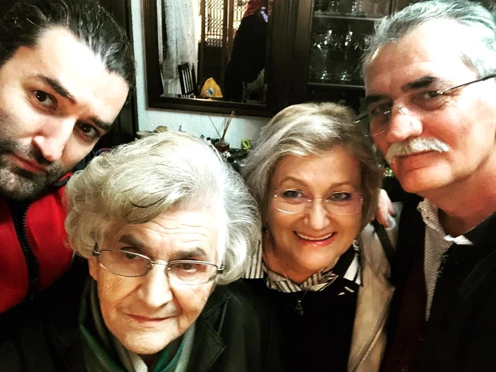 Smiley, alături de părinţii şi de bunica lui