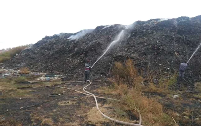 Pompierii acţionează pentru lichidarea ultimelor focare ale incendiului Foto: ISU Galaţi