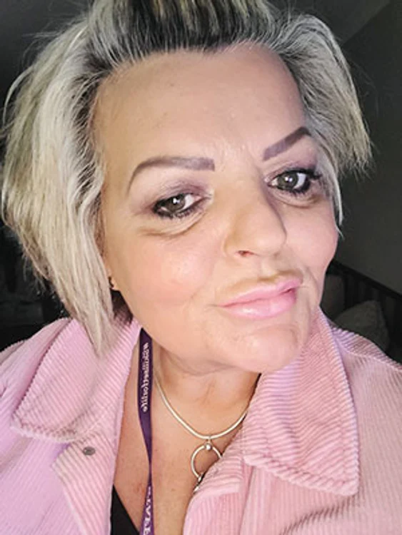 Sharon Hughes  se trezeşte în fiecare zi  cu vulpile la uşa ei. SURSĂ FOTO: TIK TOK