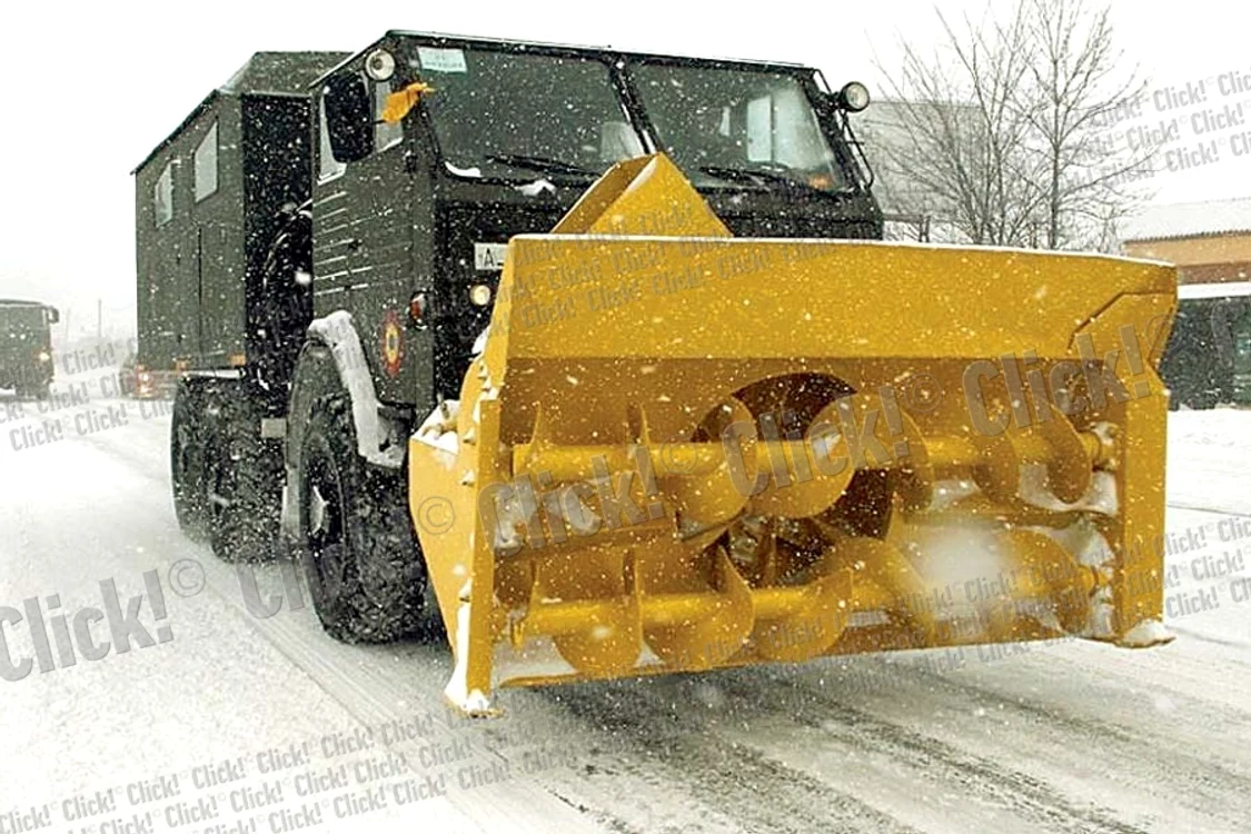 Alin a dat toată ziua  la lopată pentru a  scoate trenul din troiene (Foto: călin radu)