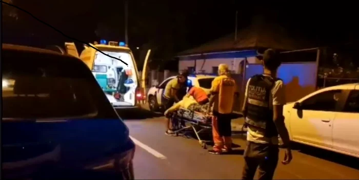 Tânărul rănit a fost preluat de ambulanțăFoto: realitatea.net