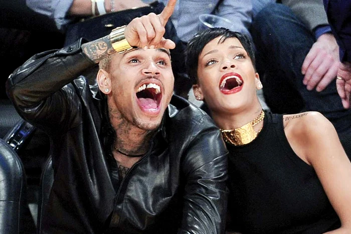 Rihanna e din nou  fericită alături de  Chris Brown. Pare să  fi dat cu totul uitării  bătaia cruntă pe care  a încasat-o de la  rapper în februarie  2009 şi în urma căreia  s-a ales cu  vânătăi