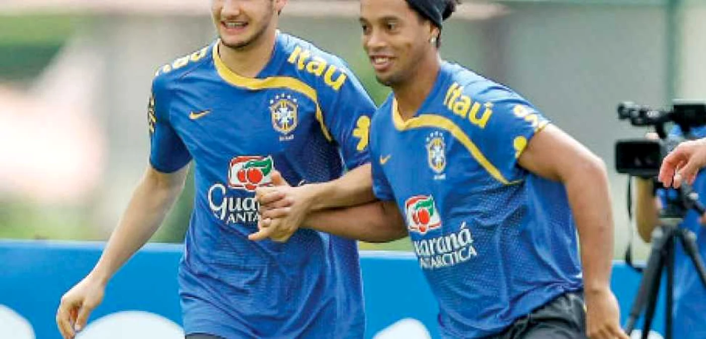 Pentru Ronaldinho (dreapta) şi Pato, antrenamentele Braziliei sunt o amintire