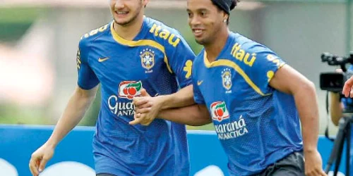 Pentru Ronaldinho (dreapta) şi Pato, antrenamentele Braziliei sunt o amintire  