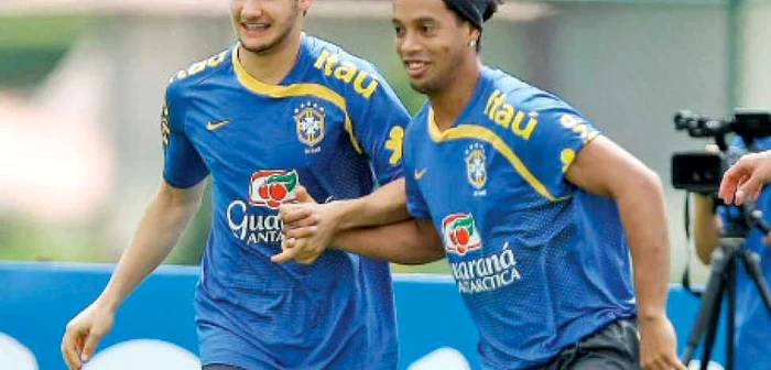 Pentru Ronaldinho (dreapta) şi Pato, antrenamentele Braziliei sunt o amintire
