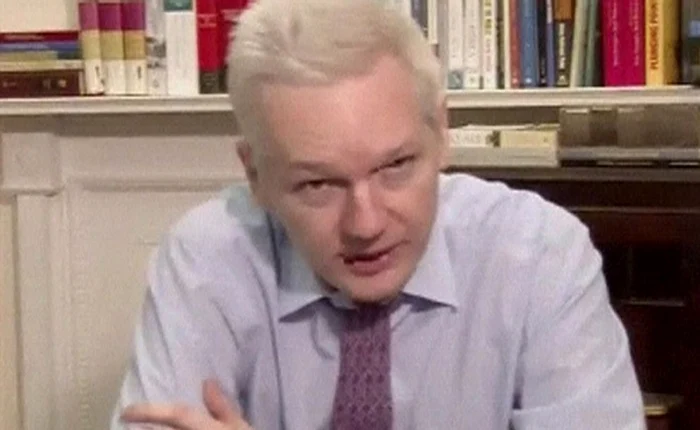 Julian Assange, în timpul livestream-ului în care l-a apostrofat pe Obama