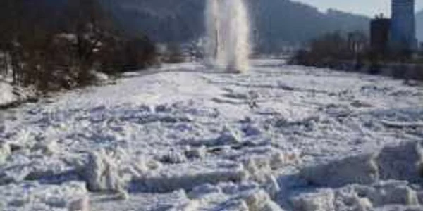 Podul de gheaţă de pe Bistriţa este spart cu trotil