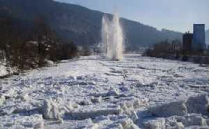 Podul de gheaţă de pe Bistriţa este spart cu trotil