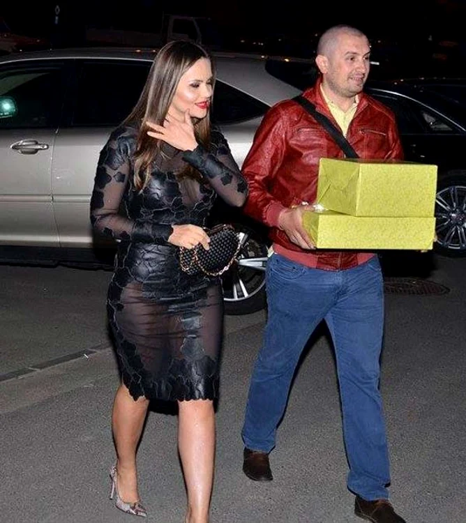   Rochia Cristinei i-a acoperit însă zonele importante  