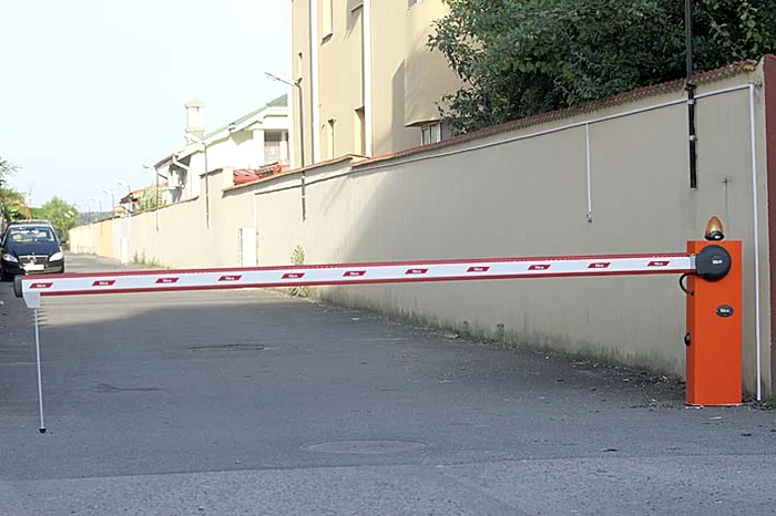 Pe străduţa unde locuieşte Alina s-a montat de curând şi o barieră