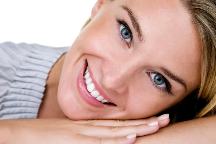 Oţetul din cidru de mere este un astringent natural care îndepărtează cu uşurinţă tartrulclickpentrufemei.ro