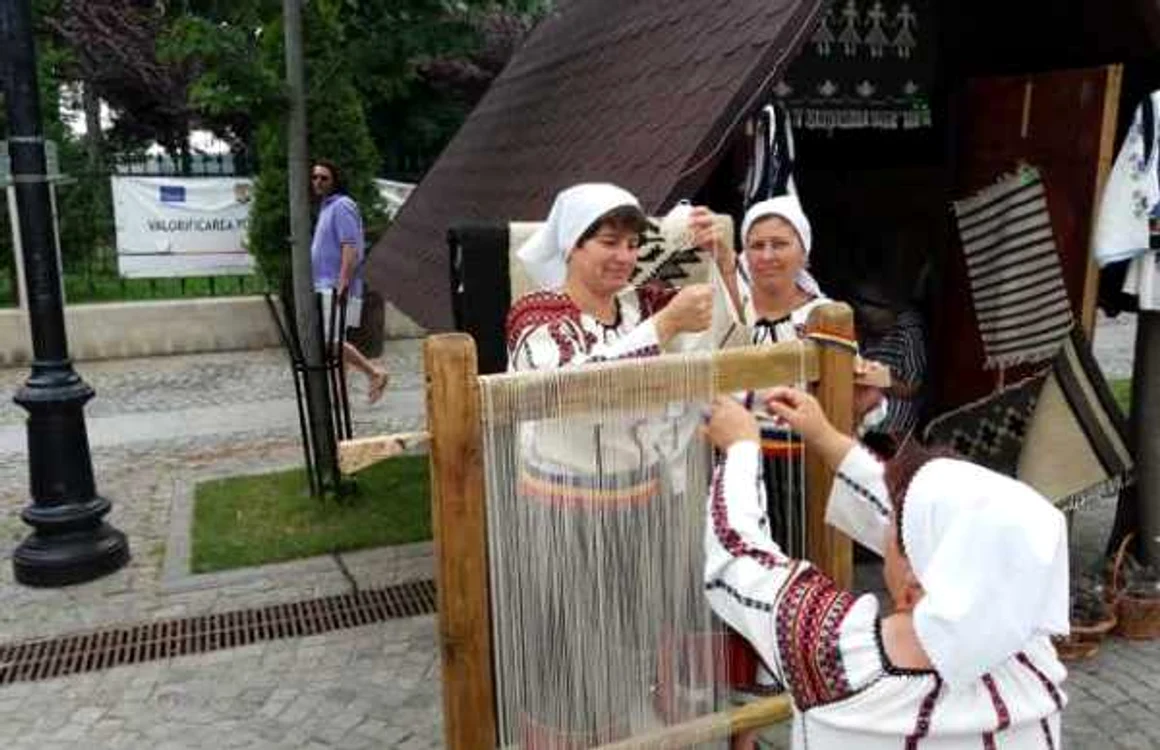 Maria Invănuşcă învaţă cum să ţeasă FOTO Maria Ivănuşcă/Facebook