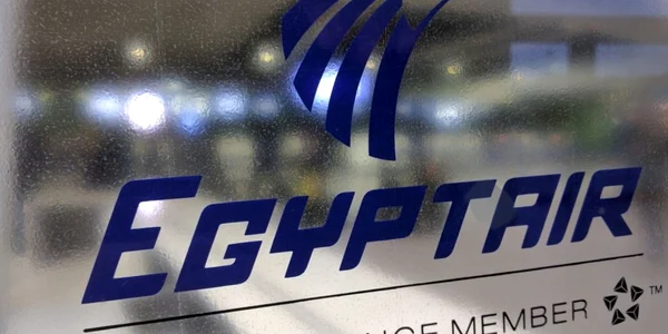 Rude şi juralişti s-au adunat la sediile Egyptair din Franţa şi Egipt FOTO AP