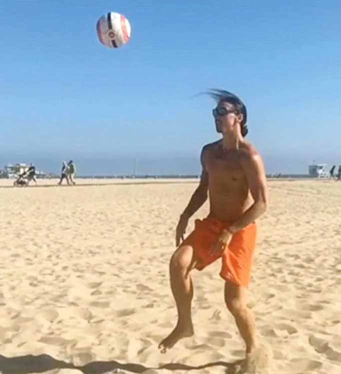 Aflat încă în vacanţă,  atacantul suedez face  spectacol cu mingea pe  plajele din Los Angeles