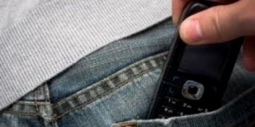 Tânărul a furat un telefon mobil