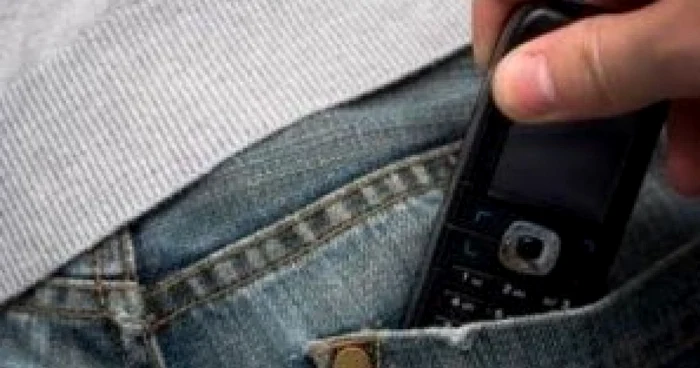 Tânărul a furat un telefon mobil
