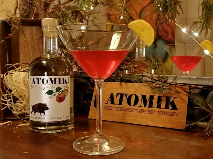 Oamenii de ştiinţă care studiau culturile crescute în zona de excludere a Cernobîlului au decis să folosească o parte din cerealele rămase pentru a produce alcool Foto Atomick Jack Rose Cocktail: Atomikvotka