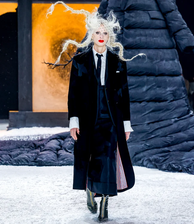 Vestimentație realizată de creatorul Thom Browne FOTO Profimedia