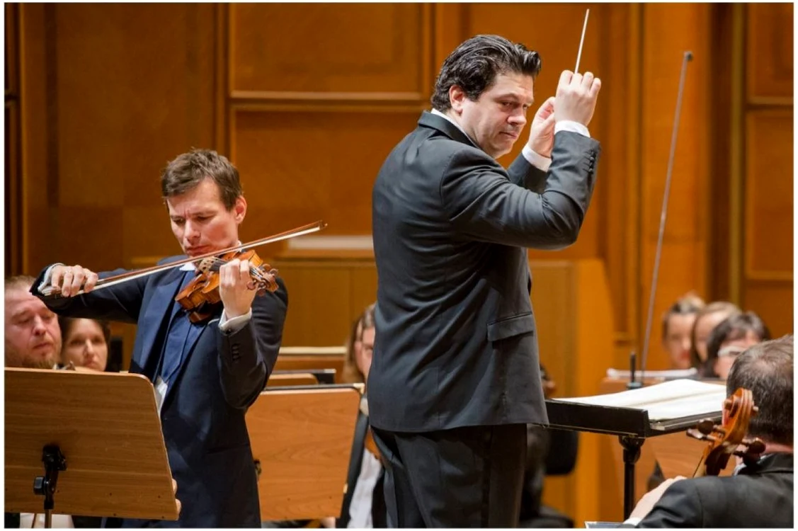 Dirijorul Cristian Măcelaru şi violonistul Alexandru Tomescu, pe scena Sălii Radio Foto Alexandru Dolea