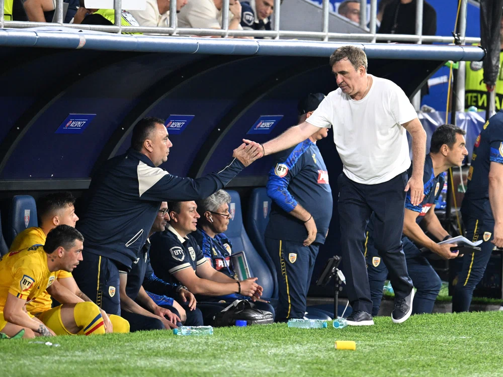 Hagi și-a felicitat jucătorii și staff-ul după victoria cu Țara Galilor (Foto: sportpictures)