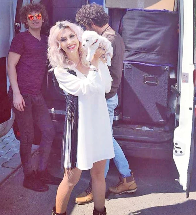 Andreea susţine că Billy i-a distrus casa, fiind foarte jucăuş