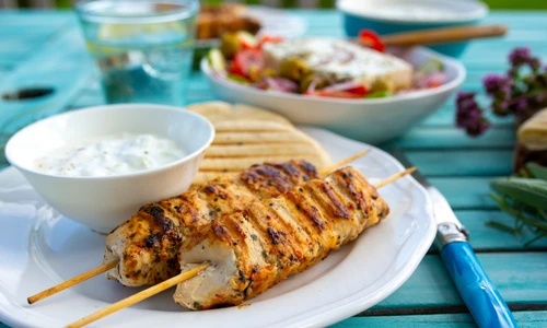 Pui souvlaki  Sursa foto shutterstock 1145156660 jpg