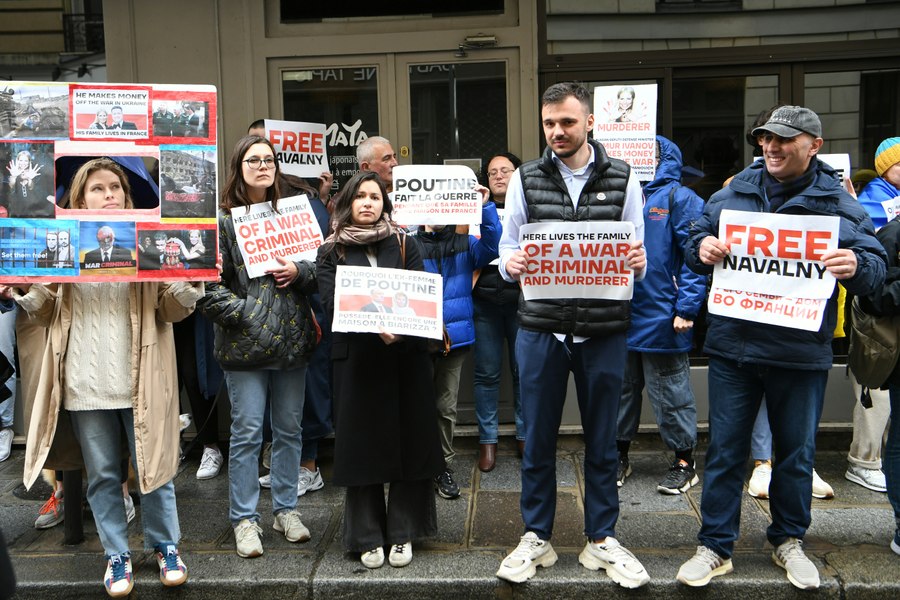 Manifestaţie la Paris pentru impunerea de sancţiuni împotriva soţiei unui oficial rus