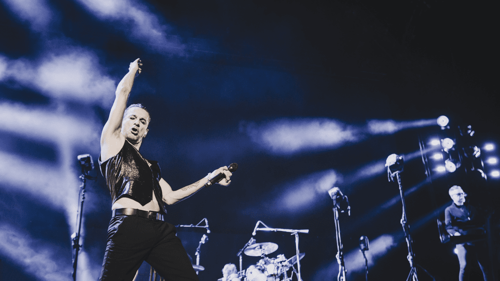 Depeche Mode lansează albumul cu titlul considerat o premoniție. Trupa susţine un concert şi în România VIDEO