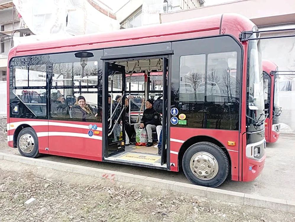 2025: Locuitorii din Flămânzi au parte de transport electric. Foto: adevarul.ro