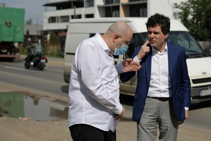 Nicușor Dan îi arată obrazul lui Aurelian Bădulescu care i-a bruiat conferința de presă și nu l-a lăsat mai deloc să vorbească